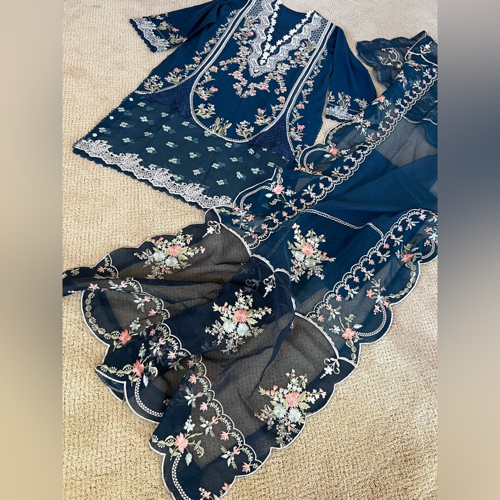 Embroidered Teal Blue Dress with Dupatta brand Saira Shakira India Pakistani - Picture 13 of 17